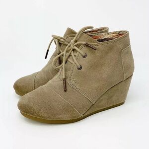 Toms Size 9 Women's Suede Wedge Lace Up Ankle Boots - Taupe